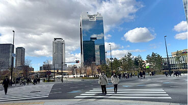 Cross the street toward Umeda Sky Building at the intersection in front of GRAND FRONT OSAKA.