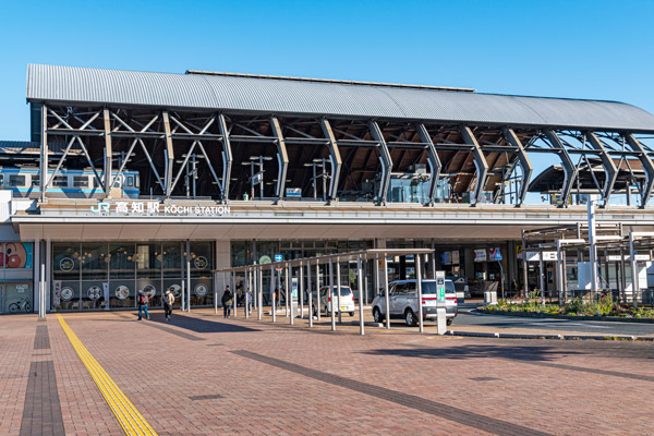 JR高知駅前