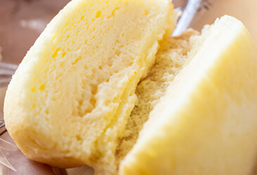 Dome-shaped sponge cake