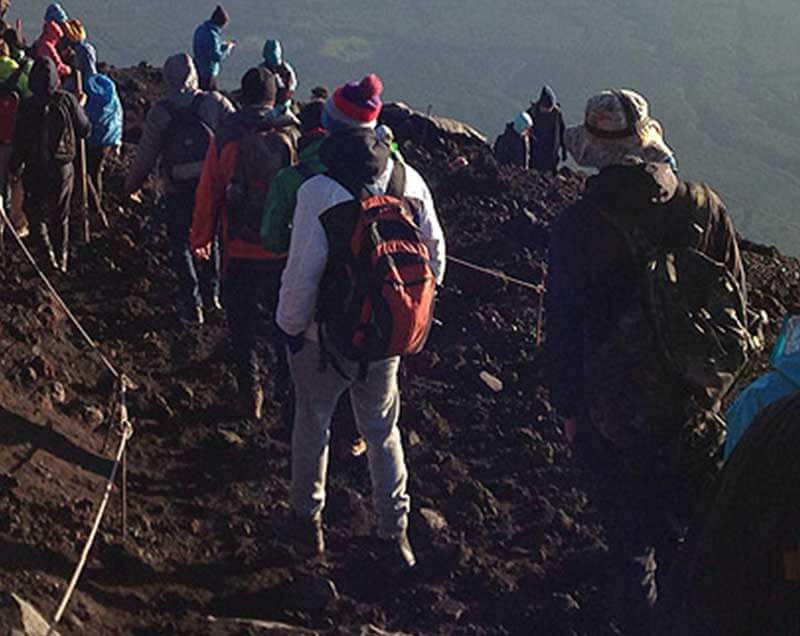 出发，搭乘旅游巴士前往富士山!