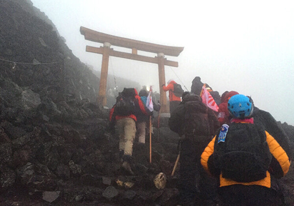 在山顶上，有许多其他登山客正在等待日出