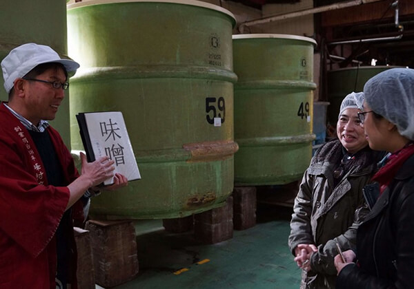 起学习了传统日本式的味噌製作方法