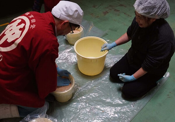 起学习了传统日本式的味噌製作方法