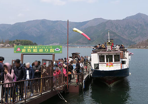 We got a ride on the excursion ship around the lake Kawaguchi