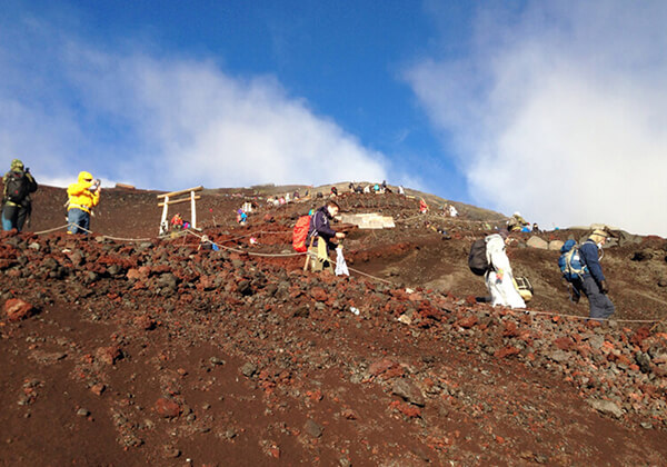 After breakfast at 8th station hut and a short rest, we started our descent at 6:40am.