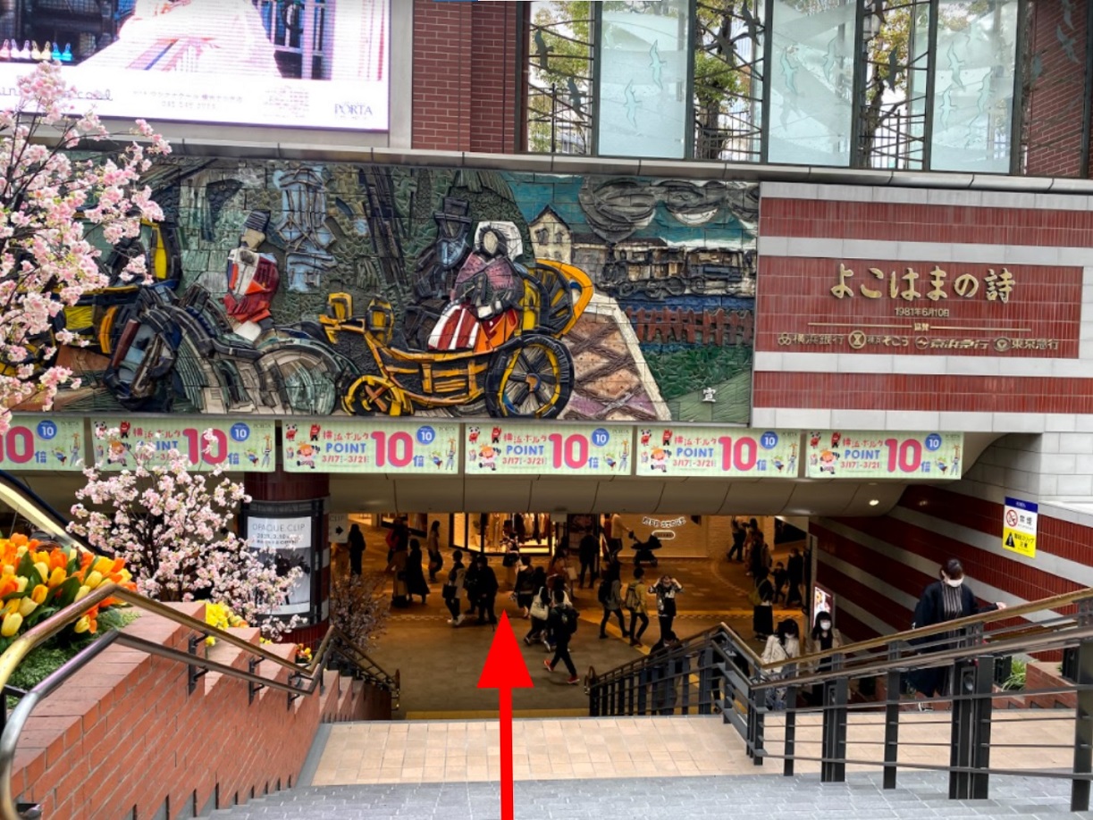 Go down the stairs and continuously go toward the department store (SOGO) for about 60m.<br />
