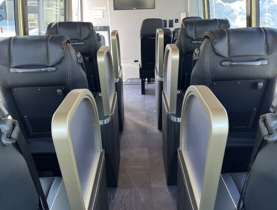 搭乘豪華巴士，並由專屬導遊全天服務