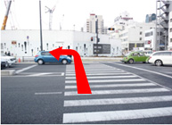 画像:横断歩道を渡り、左に進んでください。