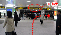 画像:JR新宿駅西口改札口を出てまっすぐ進むとロータリーがあり、右回りに進みます。
